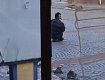 Пристает к детям: В самом центре Мукачево людей забеспокоил странный мужик 