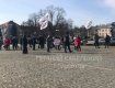 Полсотни разъяренных людей с плакатами вышли на протест к зданию ОГА в Ужгороде