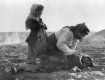 Армянская женщина с детьми в сирийской пустыне. 1915 год