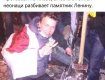 Рома Протасевич (на фото) — рядом с поваленным в Киеве Лениным