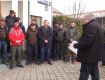 Массовый протест в Закарпатье: Толпа людей не дает директору попасть внутрь