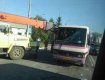 В Черновцах грузовой кран насквозь проткнул автобус