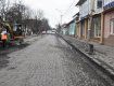 В Иршаве восстановливают старую дорогу из брусчатки из под асфальта