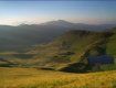 Озеро високо в горах Закарпаття приваблює туристів звідусіль — не плутати з Синевирським