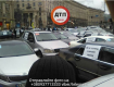 В Киеве на улице Крещатик стоят сотни автомобилей с евро номерами