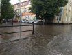 Місто Берегово на Закарпатті накрила сильна злива — вулиці перетворилися на бурхливі ріки