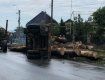 Закарпаття. Вантажівка з лісом несподівано "лягла на бік" на Тячівщині
