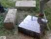 Мешканець Закарпаття відкопав на обійсті надгробну плиту померлого у 1939-му році єврейського рабина
