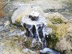 Мінералка у бетонному колодязі на Закарпатті майже постійно тримає однаковий рівень – і влітку, і взимку