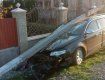 На Закарпатті збитий автівкою бетонний стовп "придавив" легковика разом із водієм