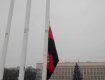 В Ужгороде перед ОДА вывесили красно-черный флаг