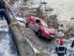 На Закарпатье в результате ДТП два авто улетели в пропасть горной реки