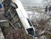 Неприятное ДТП в Закарпатье: Автомобиль слетел с моста и так там и остался 