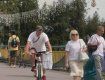 Добру дюжину велосипедистів упіймали патрульні на пішохідному мості в Ужгороді