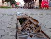 Грузовики уничтожают пешеходную зону в Ужгороде