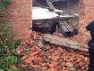 В Мукачево бетонная плита упала на людей