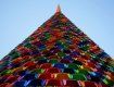 Рождественская ель на главной площади мексиканского города Монтеррей из множества пластиковых стульев.