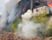 На тушение горящего здания, из-за чего дым видно отовсюду в Мукачево, отправили дополнительные силы