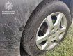 В Ужгороде парень сорвал злость на шинах автомобиля, при этом навредив и себе
