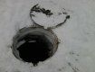 В Ужгороде на многолюдной улице женщина упала в канализационный люк