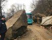В Закарпатье обвал скалы перекрыл дорогу в горное село