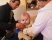 Прививке предшествует медицинский осмотр ребенка и заполнения документов