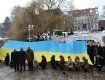 У Берегові розгорнули 9-метровий Державний прапор України