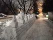 В Ужгороде энтузиаст слепил за пол дня снежный забор