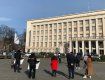 Дайте працювати або закрийте все: В Ужгороді десятки протестувальників зібралися біля ОДА 