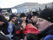 На митинге на Майдане в Порошенко полетели яйца