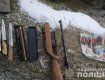 В Закарпатье при обыске у грабителя полицейские обнаружили нехилый арсенал ножей (