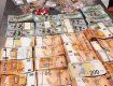 Во Львове у контрабандисток из ЕС выудили рекордное количество валюты и ювелирки