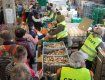 Волонтеры раздают еду нуждающимся в центре «Essen fuer Alle» («Еда для всех») в Цюрихе, Швейцария