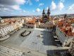 В Чехии полиция ищет человека, сделавшего надпись на брусчатке Староместской площади в Праге