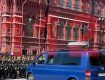На параде в Москве российский военный напал с оружием на машину ФСБ
