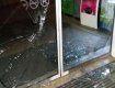 В Закарпатье задержали странного парня, который разбил стеклянные двери супермаркета ногой