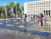 Ужгородцы в Поливальный понедельник "купали" друг друга в фонтане