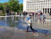 Ужгородцы в Поливальный понедельник "купали" друг друга в фонтане