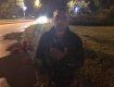 В Ужгороде ночью поймали мужчину, который воровал тюльпаны на Дружбы народов