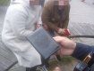 Злодійка із Закарпаття показала муніципалам український паспорт з російським гербом на обкладинці