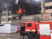 Мощный пожар вспыхнул на фабрике в Черновцах: Десятки спасателей "воюют" с огнем несколько часов