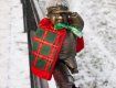 Мини-фигурки в областном центре Закарпатья приодели в самобытные рождественские наряды