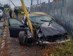 Три електричні стовпи зніс в Ужгороді водій чорної іномарки