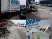 Впечатляющее ДТП в Днепре: От удара грузовика коммунальщики повылетали с автовышки