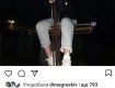 Скандал в соцсетях: Во Львовской области девушка-подросток ради фото взобралась на кладбищенский крест