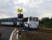 В Чехии на железнодорожном переезде произошло ДТП, поезд столкнулся с пассажирским автобусом