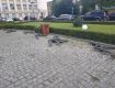 В Ужгороде на одной из главных площадей "исчезла" половина скамеек