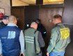 18 тысяч долларов взятки: В Закарпатье продажного пограничника арестовали прямо в туалете кафе