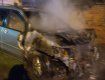 Ночной город в Закарпатье осветил "огненный автомобиль", подожженый двумя неизвестными