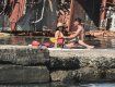 Лежащий корабль в море - не помеха: На закрытом пляже в Одессе загорают люди